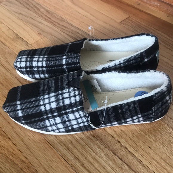 Toms Shoes - TOMS women Belmont B/W Plaid/Faux Shearling slip on Shoes.